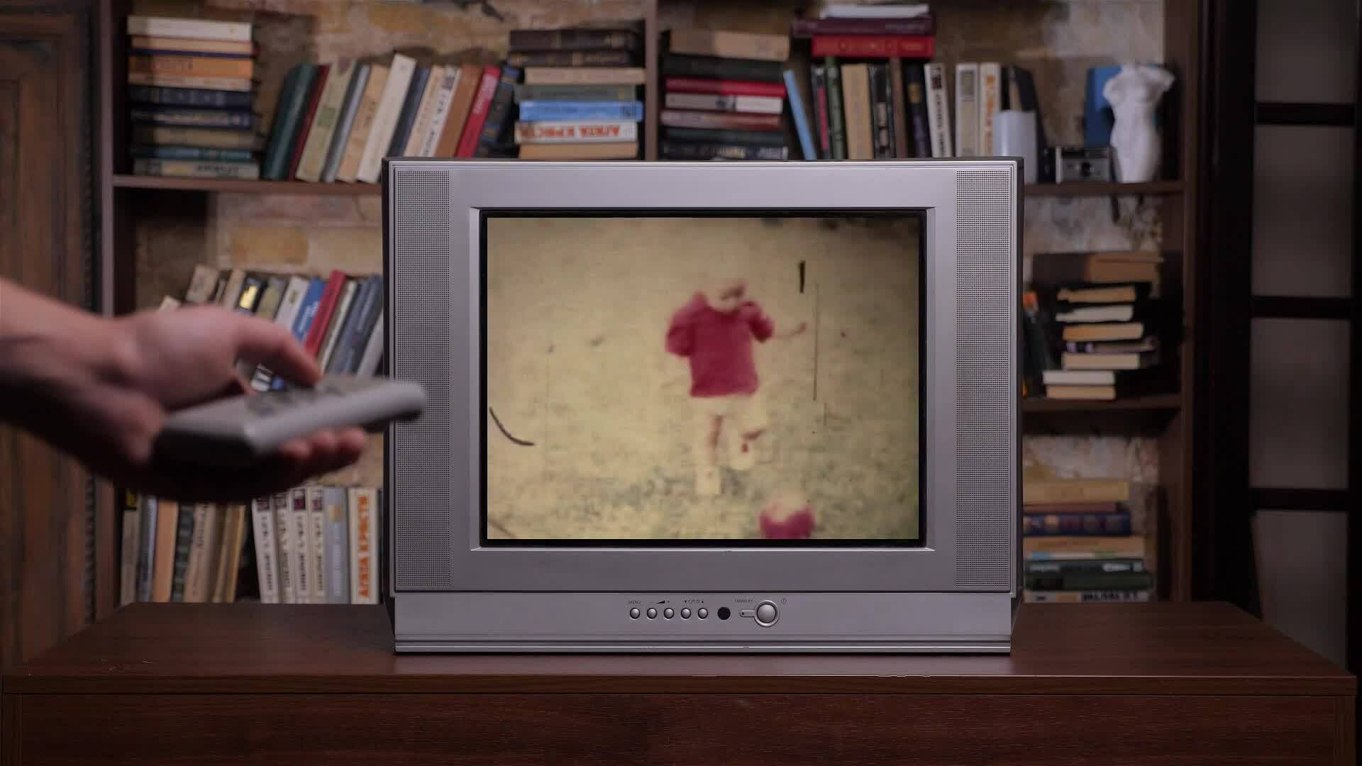 I WONDER - When Were Colour TVs Invented?