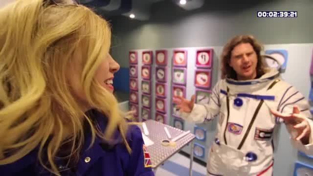 8 Planets, 8 Experiments, 8 Minutes! | Maddie Moate