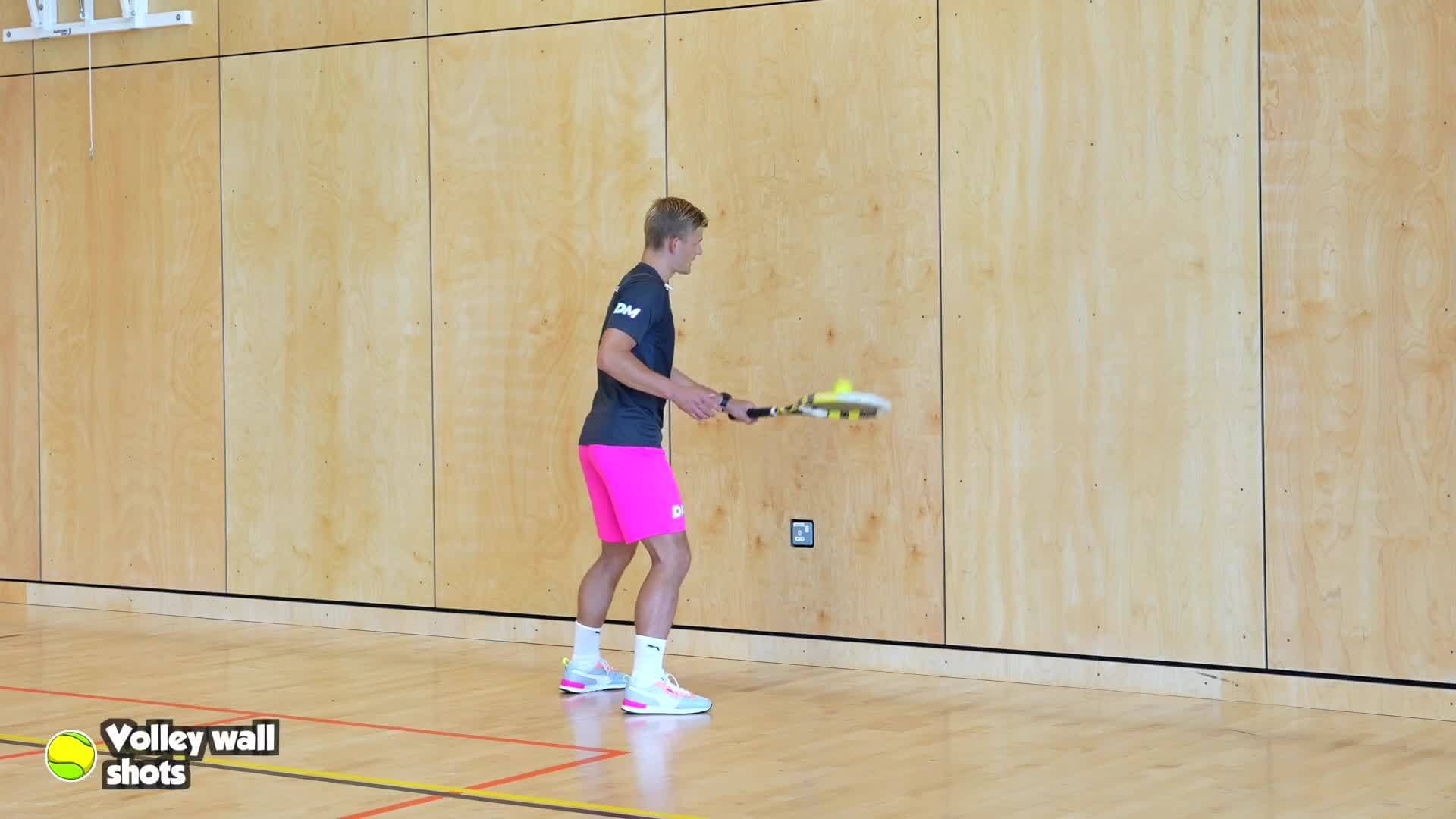 Striking - (Tennis) Volley wall shots
