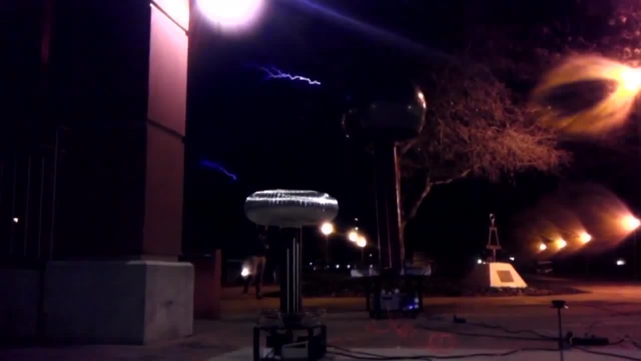 USF X-Labs 10ft tesla coils playing Mario