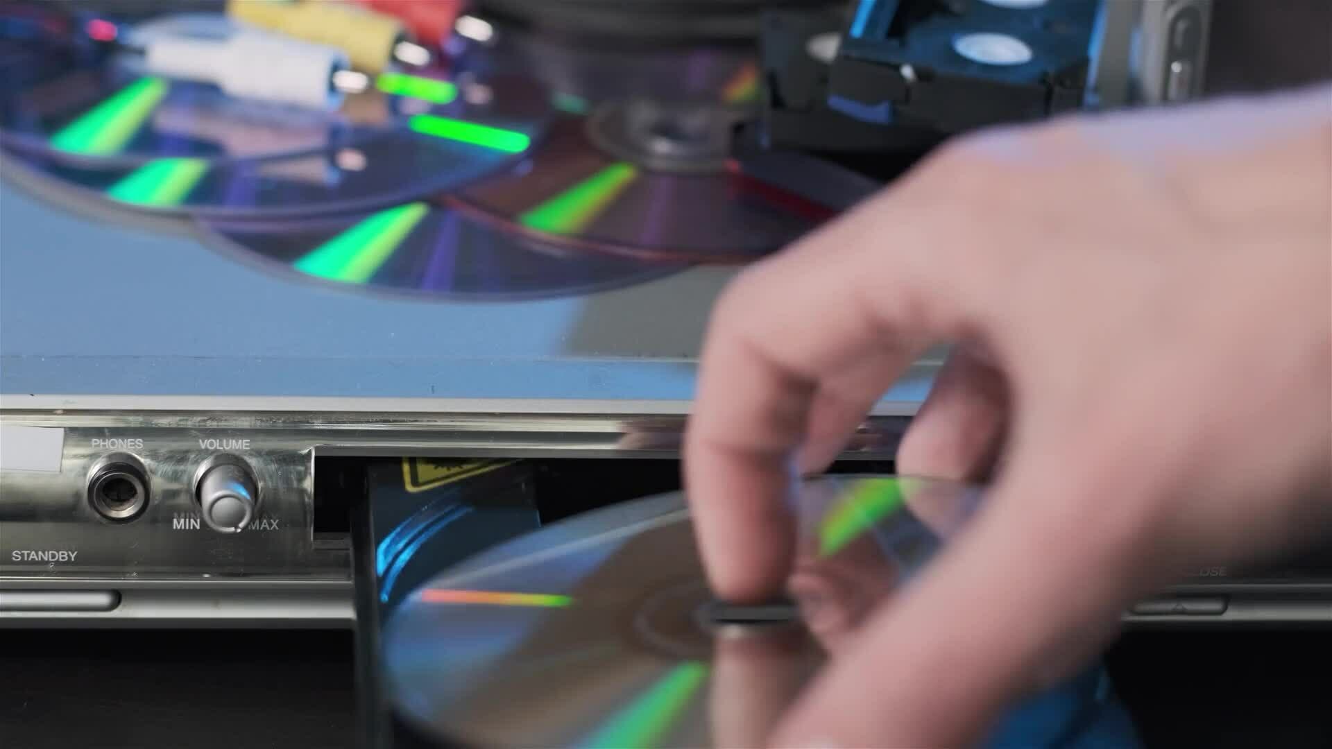 I WONDER - How Does A Laser Beam Work To Read Data?