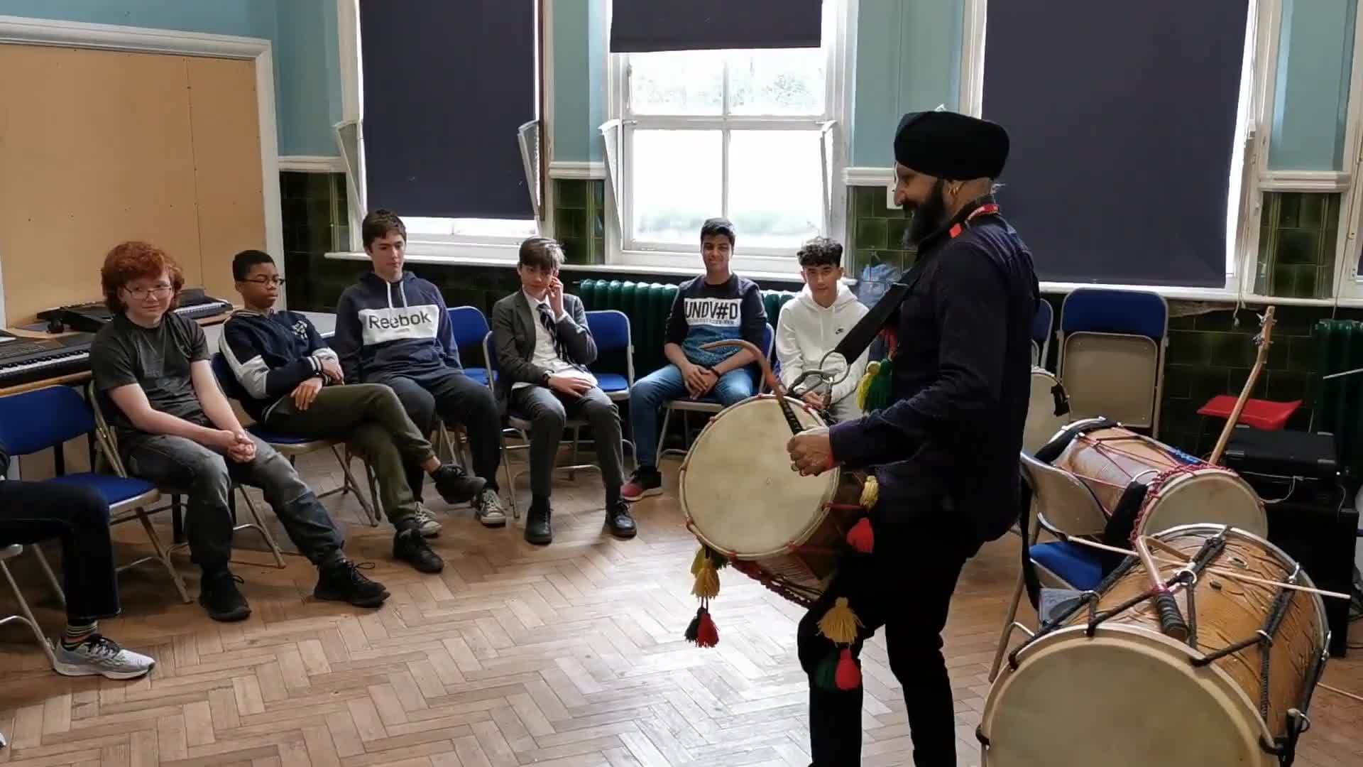 Johnny Kalsi - amazing dhol demo 