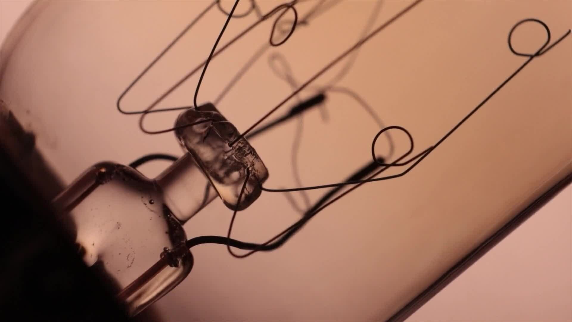 I WONDER - Who Was Thomas Edison?