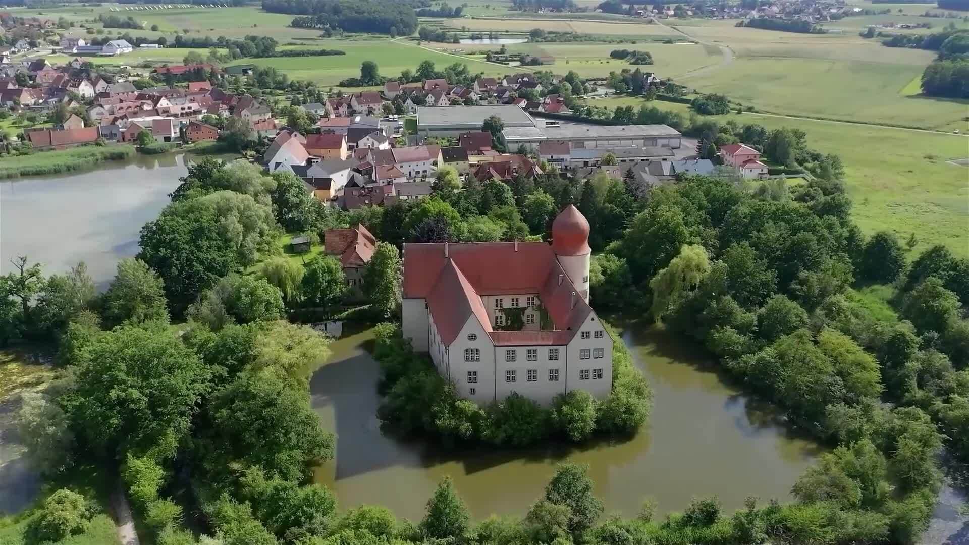 I WONDER - What Is A Water Or Moat Castle?