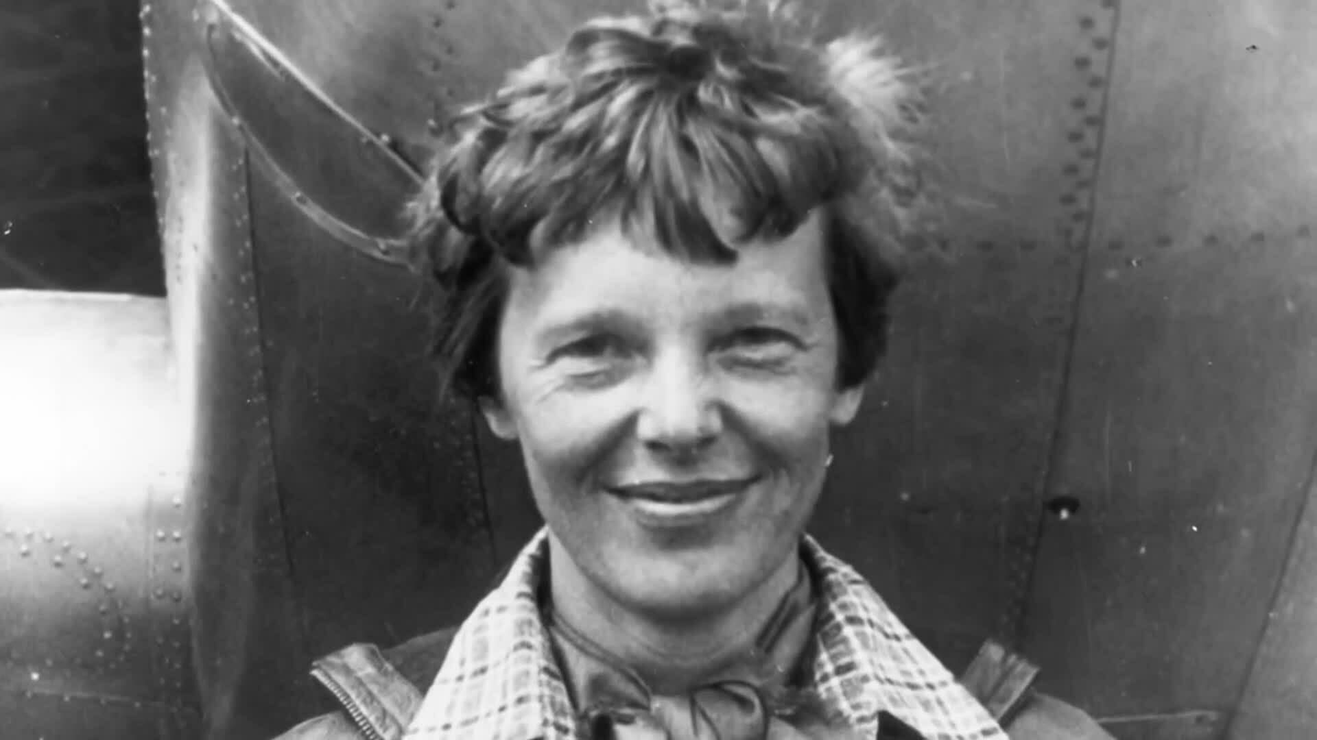 What's in her Bag? - Amelia Earhart #1