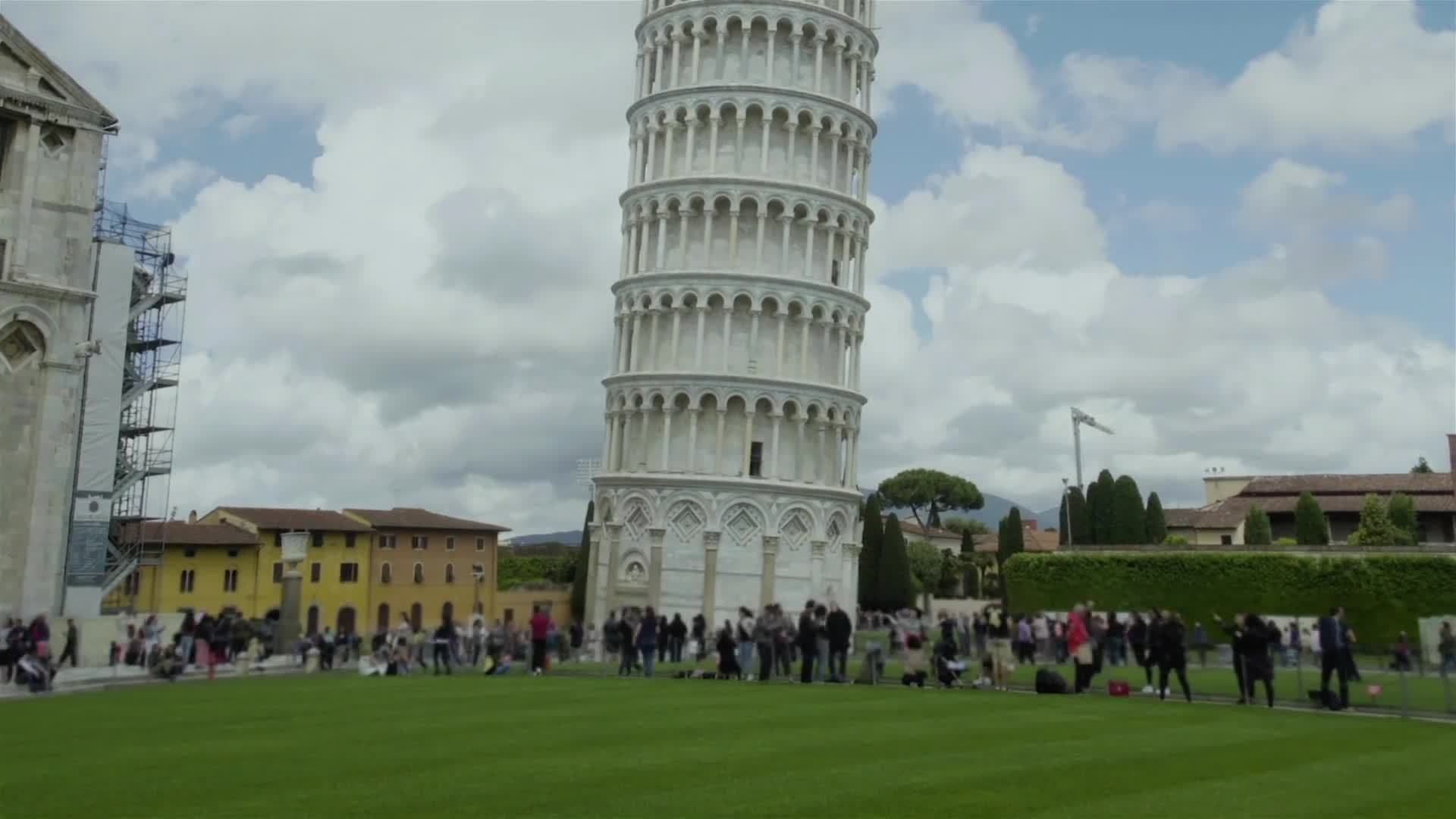 I WONDER - Can You Climb The Leaning Tower Of Pisa?