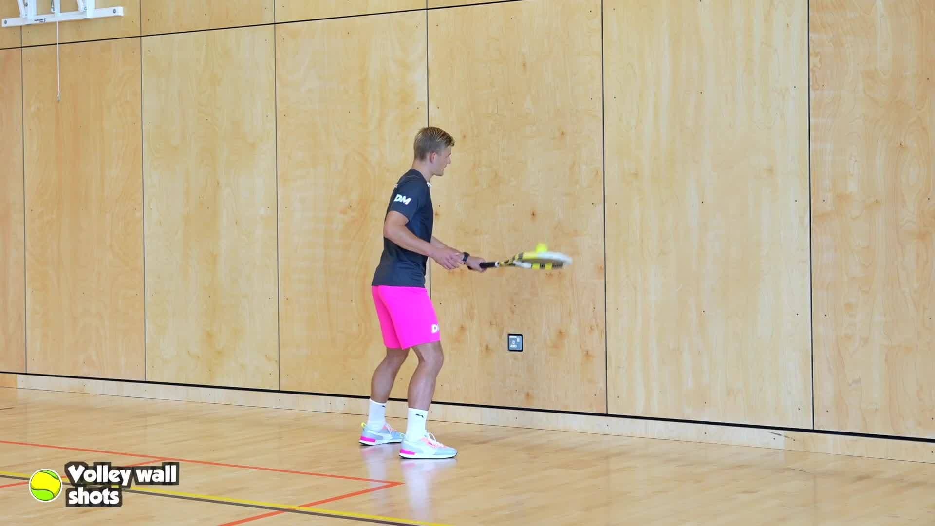 Striking - (Tennis) Volley wall shots